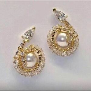 Gorgeous gold plated snake stud pearl stud earrings